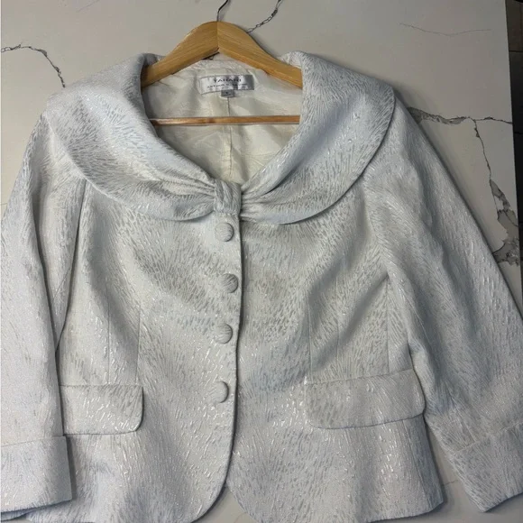 Tahari Ivory Textured Cropped Jacket with Wide Shawl Collar - Picture 4 of 9